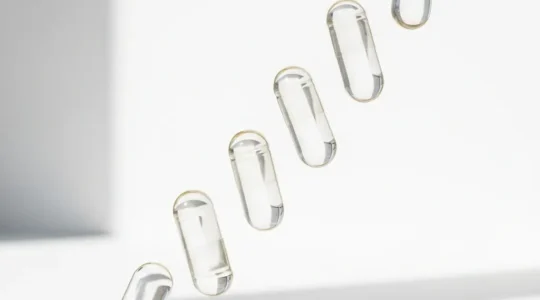 Capsules végétales transparentes en lévitation avec jeu de lumière naturelle