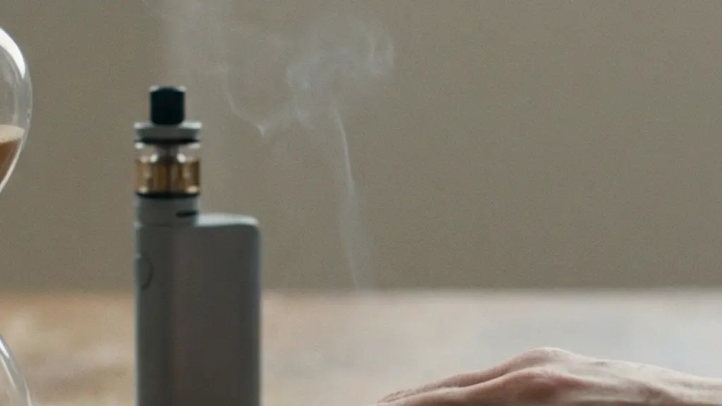 Un petit sablier sans chiffres posé près d’un dispositif de vape sans marque, avec une main qui hésite puis se détend, dans une lumière douce et contrôlée.