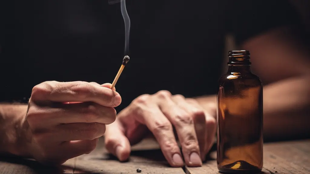 Allumette consumée dont la flamme vacillante éclaire un petit flacon ambré dans la pénombre, illustrant le piège de la rechute tabagique malgré l'usage du CBD